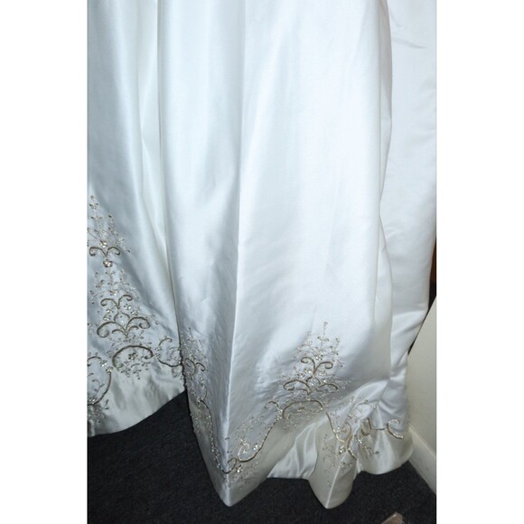 Elegant Strapless Wedding Gown – Ivory with Intricate Beadwork - Picture 4 of 4